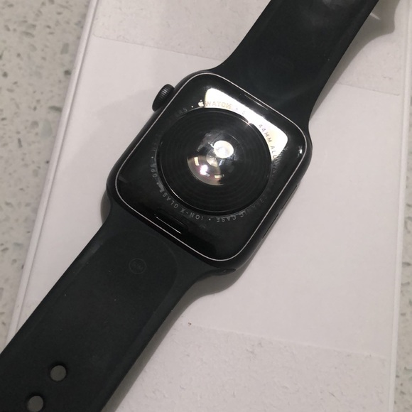 ‼️SOLD‼️Apple Watch SE 44mm Aluminum Space Gray - Picture 4 of 6